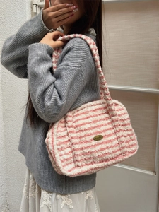 Détail du sac cabas en peluche à rayures roses et blanches avec logo métallique Sozakka