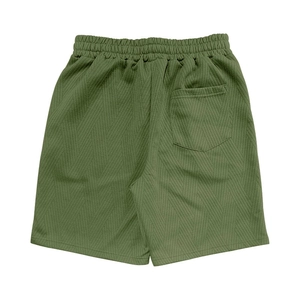 Détail du short en maille gaufrée vert olive avec taille élastique et poche arrière