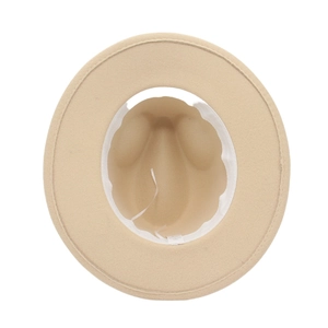 Détail de l'intérieur du chapeau fedora beige avec cordon réglable et bandeau