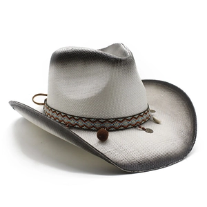 Detailaufnahme der handgewebten Stroh-Cowboyhut mit Bohème-Band und Plüschpompons