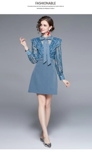 Détail de la robe en dentelle bleu clair avec nœud papillon élégant et coupe ajustée