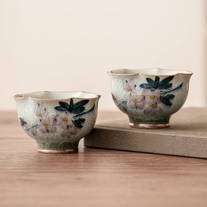 Lot de deux tasses à thé en céramique céladon avec motifs de magnolia peints à la main