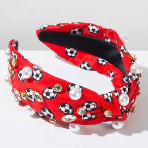 Détail du bandeau rouge à motif football orné de perles blanches et de strass brillants