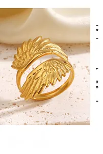 Detaillierte Nahaufnahme des goldenen Flügelrings mit feinen Federstrukturen