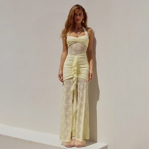 Vue détaillée de la robe longue en dentelle jaune avec dos nu et fente sexy sur le côté