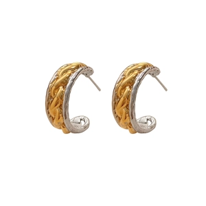 Minimalistische gedrehte C-Ohrstecker in stilvollem zweifarbigem Gold und Silber Design