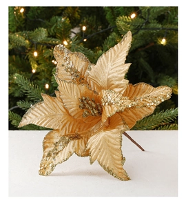 Détail d'une fleur de Noël dorée scintillante avec paillettes pour décoration de sapin