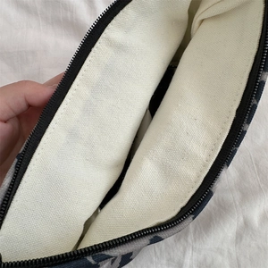 Macro di trousse in tela con motivo leopardato e cerniera in resina di alta qualità