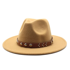 Détail du chapeau fedora en laine camel avec ruban en cuir brun et rivets argent