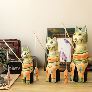 Set aus drei nordischen Holz-Angelkatzen-Figuren in Grün und Orange für die Heimdekoration