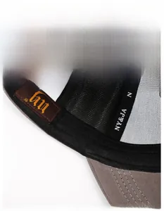 Detailaufnahme des schwarzen Schweißbandes mit NY&JA Text und Stoffetikett in der Baseballkappe