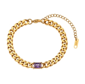 Dettaglio macro del bracciale a catena cubana dorata con zircone viola e marchio 18K