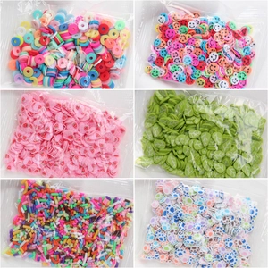 Vue macro de tranches de pâte polymère colorées et de vermicelles pour le nail art DIY