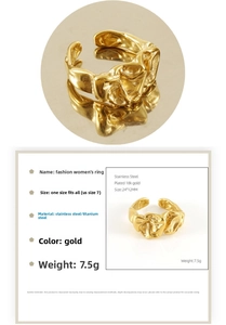 Détail d'une bague en acier inoxydable doré avec une texture de lave irrégulière