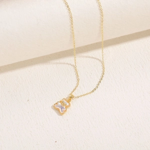 Détail du collier pendentif ours plaqué or 14K avec incrustation en nacre irisante