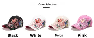 Vista dettagliata del ricamo colorato di farfalle e fiori sui cappellini da baseball alla moda