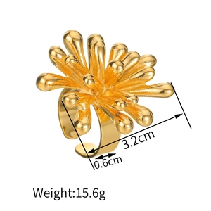Dettagli dell'anello regolabile placcato oro 18k con motivo floreale 3D da 3,2cm di diametro