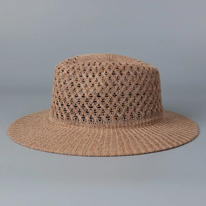 Détail d'un chapeau Panama classique en paille avec tissage ajouré et large bord plat
