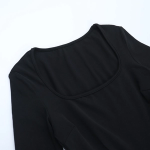 Détail du décolleté en U profond sur une robe noire en maille de qualité supérieure