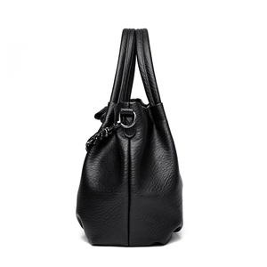 Grande borsa a mano nera in pelle martellata con catena e design morbido da ufficio