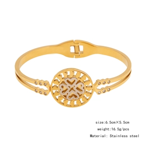 Dettaglio del bracciale bicolore albero della vita con quadrifoglio e cristalli