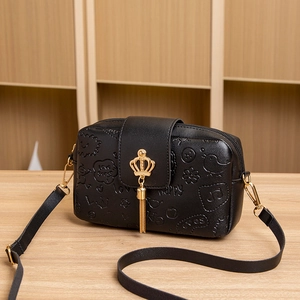 Sac bandoulière enfant noir tendance avec gaufrage cartoon et détail pompon couronne