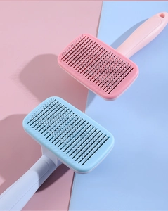 Détail de brosses de toilettage pour animaux avec pointes de massage et manches antidérapants