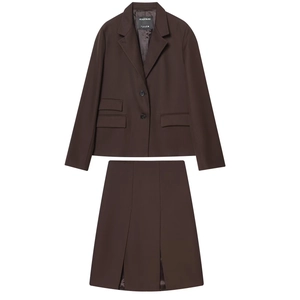 Ensemble blazer et jupe plissée marron foncé pour femme sur fond blanc épuré