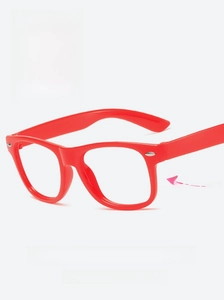 Gros plan de la monture de lunettes rouge pour enfants avec rivets argentés