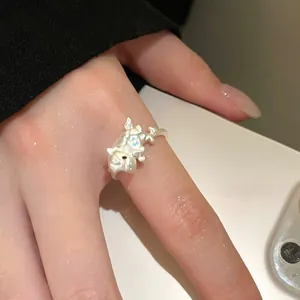 Détail d'une bague cheval en argent s925 avec émail sur la main d'un mannequin