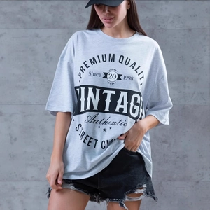 Λεπτομέρεια από vintage βαμβακερό oversized T-shirt με υψηλής ποιότητας τύπωμα γραμμάτων