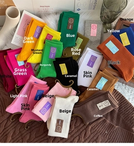 Détail de chaussettes en coton côtelé avec écusson smile et 18 couleurs au choix