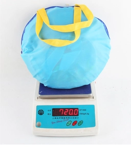 Blue mesh storage bag with yellow handles weighing 720g on a digital scale