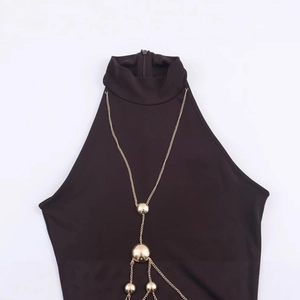 Dunkelbraunes Neckholder Kleid mit goldener Metallkette und hochelastischem Strickgewebe