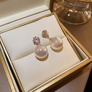 Boucles d'oreilles dorées avec perles doubles et cristaux brillants de style français
