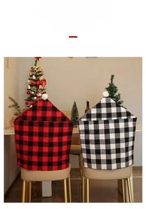Détail de housses de chaise à carreaux rouge et noir avec pompons pour Noël festif
