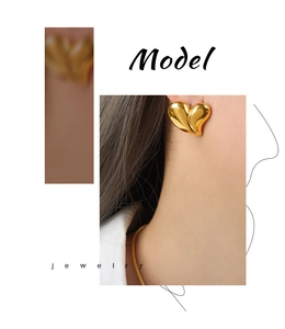 Gros plan de boucles d'oreilles dorées en forme de cœur portées par un mannequin