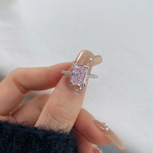 Dettaglio macro dell'anello in argento s925 con diamante rosa rettangolare taglio radiant