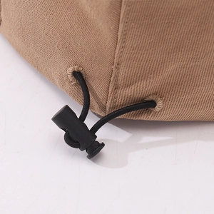 Dettaglio ravvicinato del tessuto in twill di cotone kaki con coulisse nera regolabile