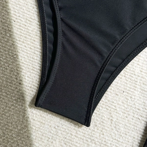 Vista macro di uno slip bikini nero elastico con robuste cuciture a doppio ago