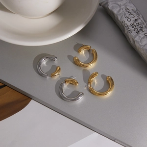 Boucles d'oreilles créoles C minimalistes en or 18 carats et acier bicolore chic