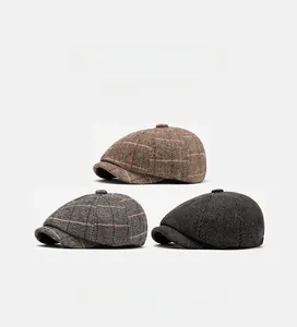Vue détaillée de casquettes gavroche en tweed texturé en marron, gris et rayures