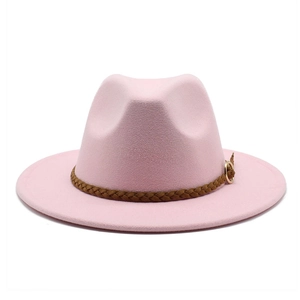 Cappello fedora rosa in lana a tesa larga con fascia intrecciata marrone e anello oro