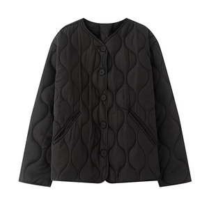 Veste matelassée noire minimaliste avec col rond et fermeture à boutons en vue de face