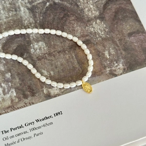 Elegant 925 sterling silver pearl necklace with a golden vintage queen portrait pendant