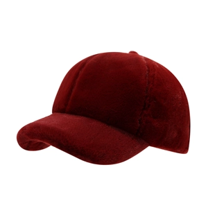 Casquette de baseball en fausse fourrure bordeaux avec texture douce pour l'hiver