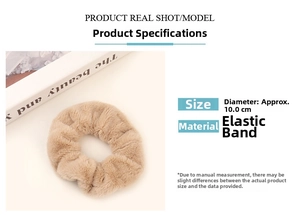 Dettaglio ravvicinato del morbido elastico in pelliccia sintetica beige dal diametro di 10 cm