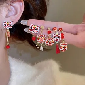 Boucles d'oreilles traditionnelles chinoises de danse du lion avec glands, or et rouge