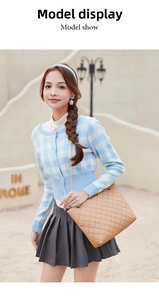 Détail d'un sac matelassé marron clair avec chaîne porté sur un gilet et jupe plissée