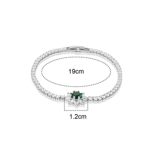 Detail of emerald flower zircon bracelet with 19cm length and silver-tone claw setting